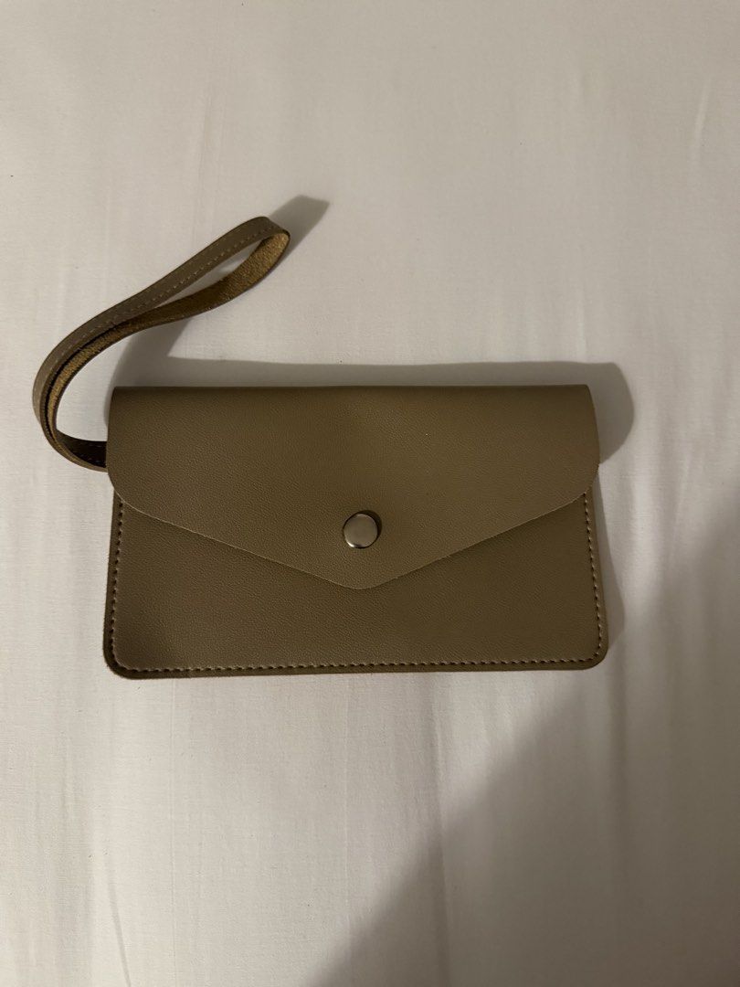 Documentation Wallet (Category: Wallets & Card holders) located in Makati City. Submitted by florencedoll (Listing ID 1460299134, Image 1). Description: Can hold your passport, plane tickets, cash Sleek and minimalistic .