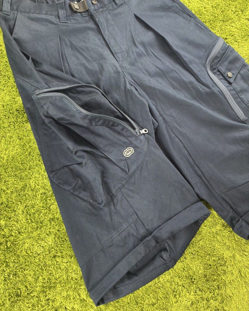 Ecko Unltd Big Pockets Technical Baggy Short (Category: Shorts) located in Lucena. Submitted by shopdotmane (Listing ID 1460268312, Image 3). Description: Ecko Unltd Big Pockets Technical Baggy Shorts (Waist) 30-38 (Length) 27 (Leg Opening) 12 Still in excellent condition .