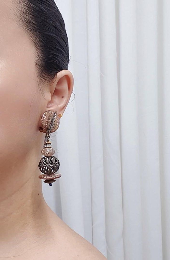 Elite Japan elegant boho statement dangling clip on earrings (Category: Earrings) located in Quezon City. Submitted by vintagebymatilde (Listing ID 1460106724, Image 2). Description: ⚜️Vintage Elite 80’s boho speckled lucite dangle earrings. 3” drop length. Sourced from Tokyo. DISCLAIMER All items posted are previously owned. They are all categorized as vintage, antique or preloved pieces hence lower your expectations as they are not altogether f