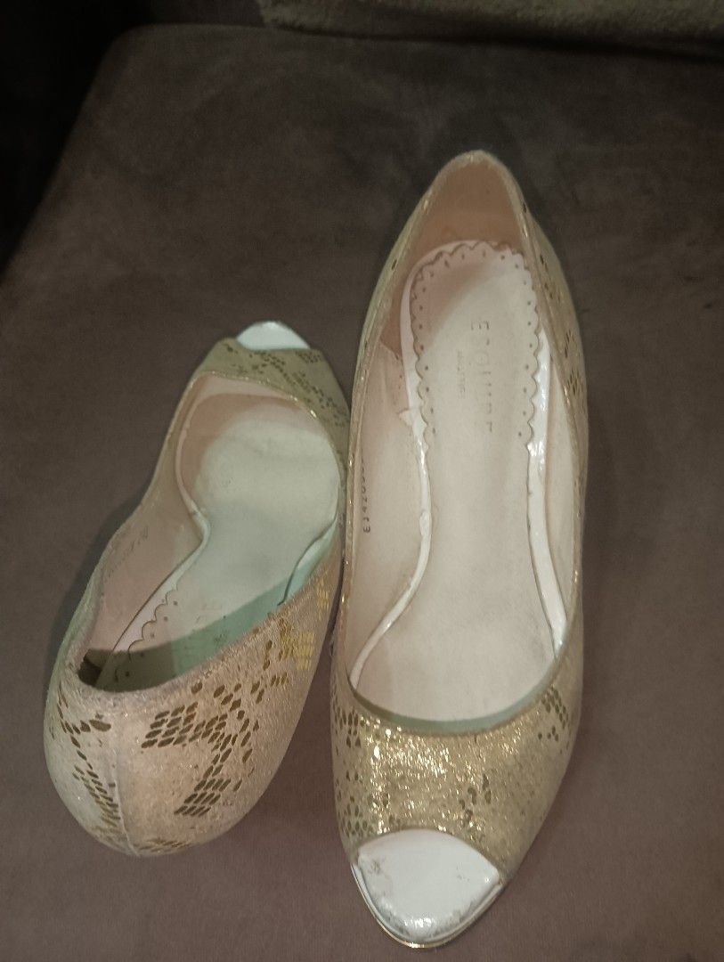 Esquire Shoe 👠 (Category: Heels) located in Marikina City. Submitted by izzy_00 (Listing ID 1460297874, Image 3). Description: gold / beige in color size 7 can fit in with issues (peel off) see pic for details canvas.