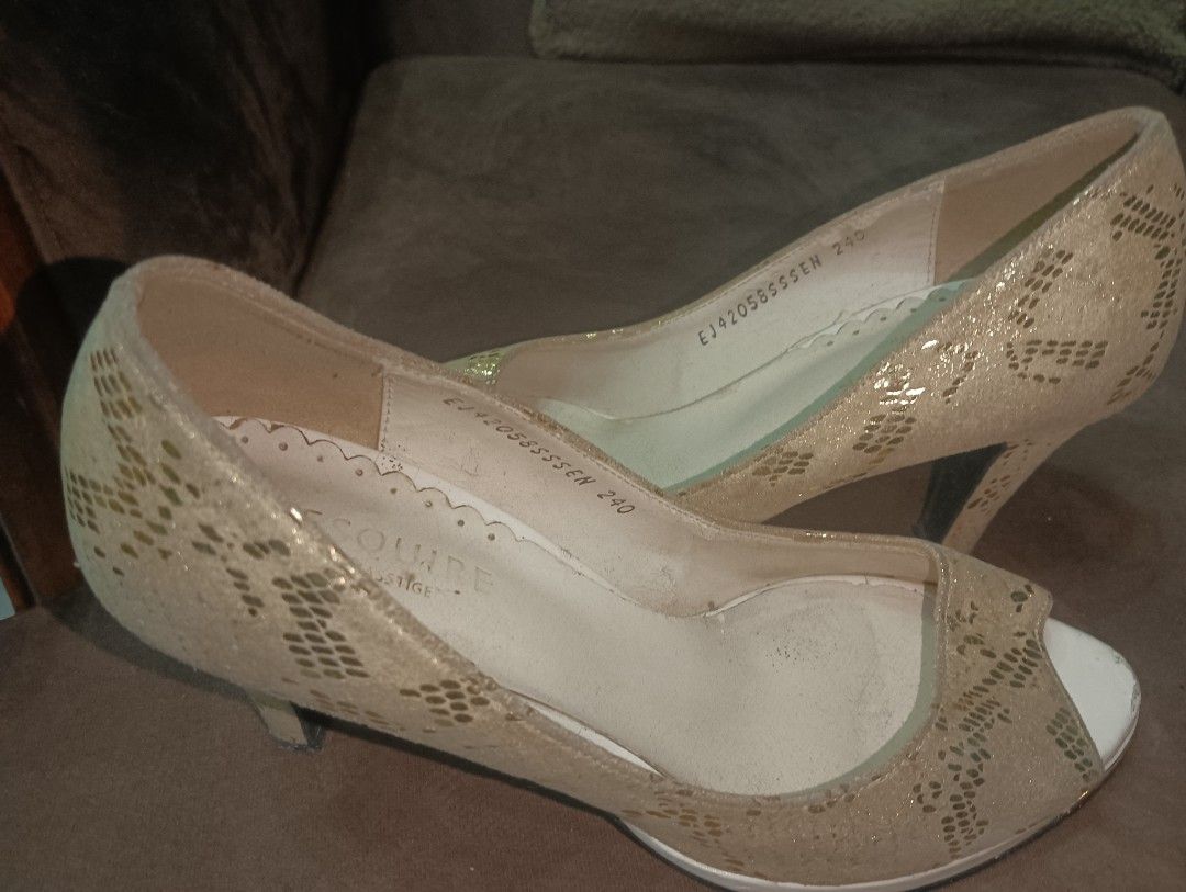 Esquire Shoe 👠 (Category: Heels) located in Marikina City. Submitted by izzy_00 (Listing ID 1460297874, Image 1). Description: gold / beige in color size 7 can fit in with issues (peel off) see pic for details canvas.