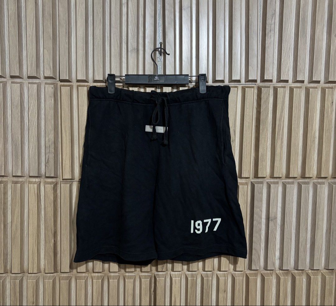 Essentials Shorts (Category: Shorts) located in Bacolor. Submitted by dandaofficial25 (Listing ID 1460151446, Image 1). Description: 28-36W 19L.
