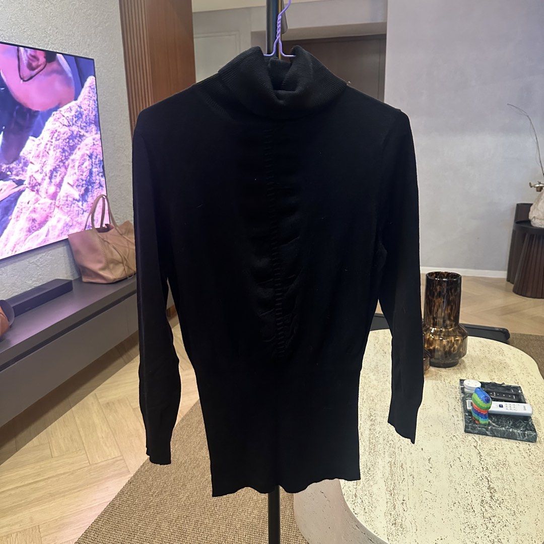Express black sweater (Category: Longsleeves) located in Pasig City. Submitted by ynahperez (Listing ID 1460212490, Image 1). Description: .
