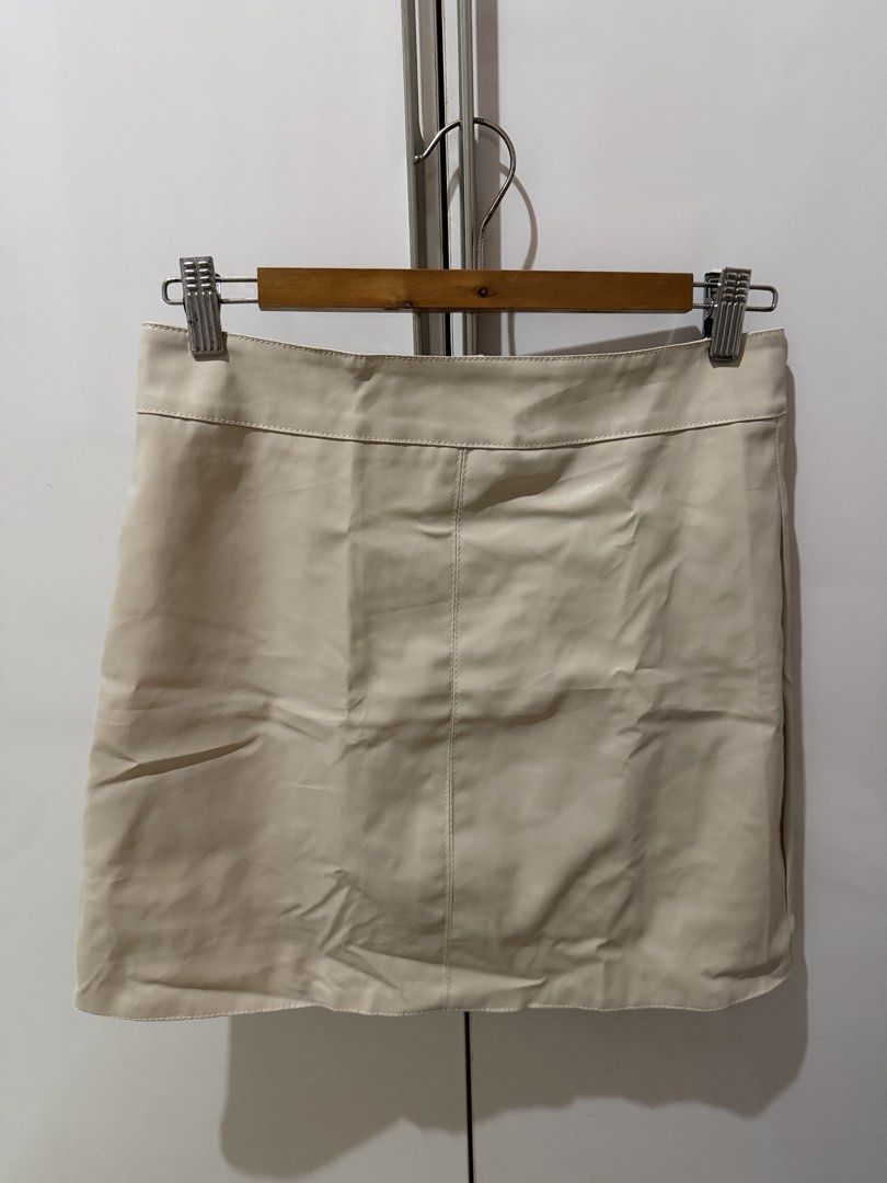Faux Leather Skirt (Category: Skirts) located in Manila. Submitted by ellejin (Listing ID 1460245147, Image 1). Description: Used once. With inner shorts. No flaws.