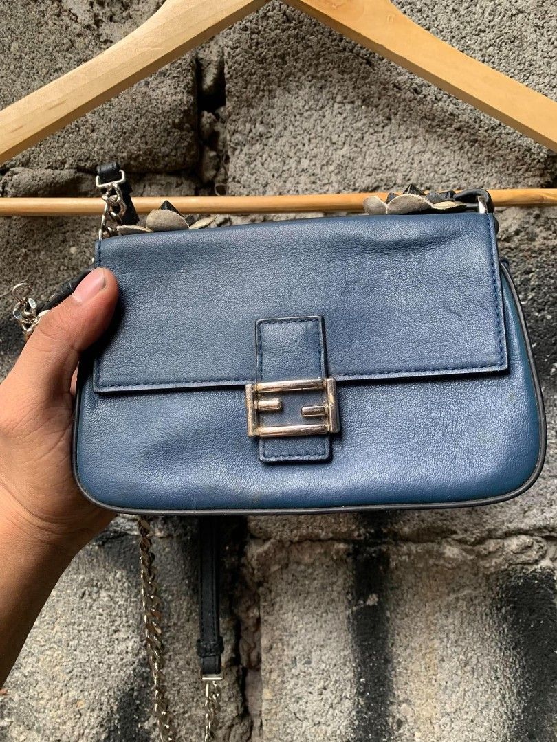 Fendi Double micro flower banguette (Category: Luxury Bags & Wallets) located in Davao. Submitted by terrencefinds (Listing ID 1460222406, Image 2). Description: Rank A-B Small issue sa flower but still presentable.