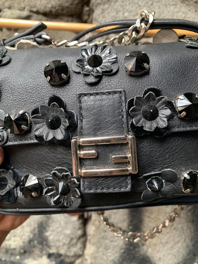 Fendi Double micro flower banguette (Category: Luxury Bags & Wallets) located in Davao. Submitted by terrencefinds (Listing ID 1460222406, Image 3). Description: Rank A-B Small issue sa flower but still presentable.