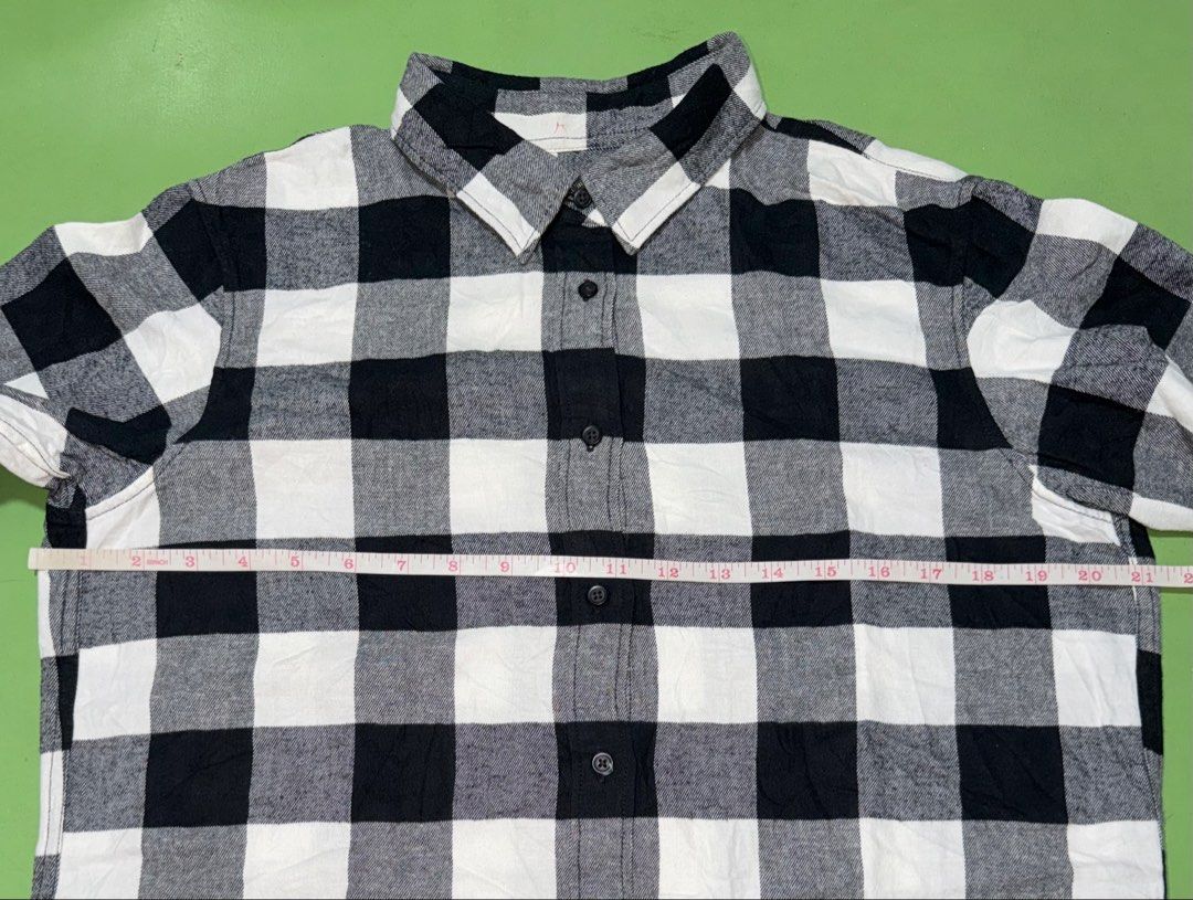 Flannel (Category: Longsleeves) located in Pasig City. Submitted by reyeslarry11740 (Listing ID 1460196922, Image 3). Description: For Sale Uniqlo Flannel Polo Longsleeve Pambabae Size Large 21.4w x 26L 26.7L Back Good as new No issue 350 plus ship only Payment 1st Pasig city.