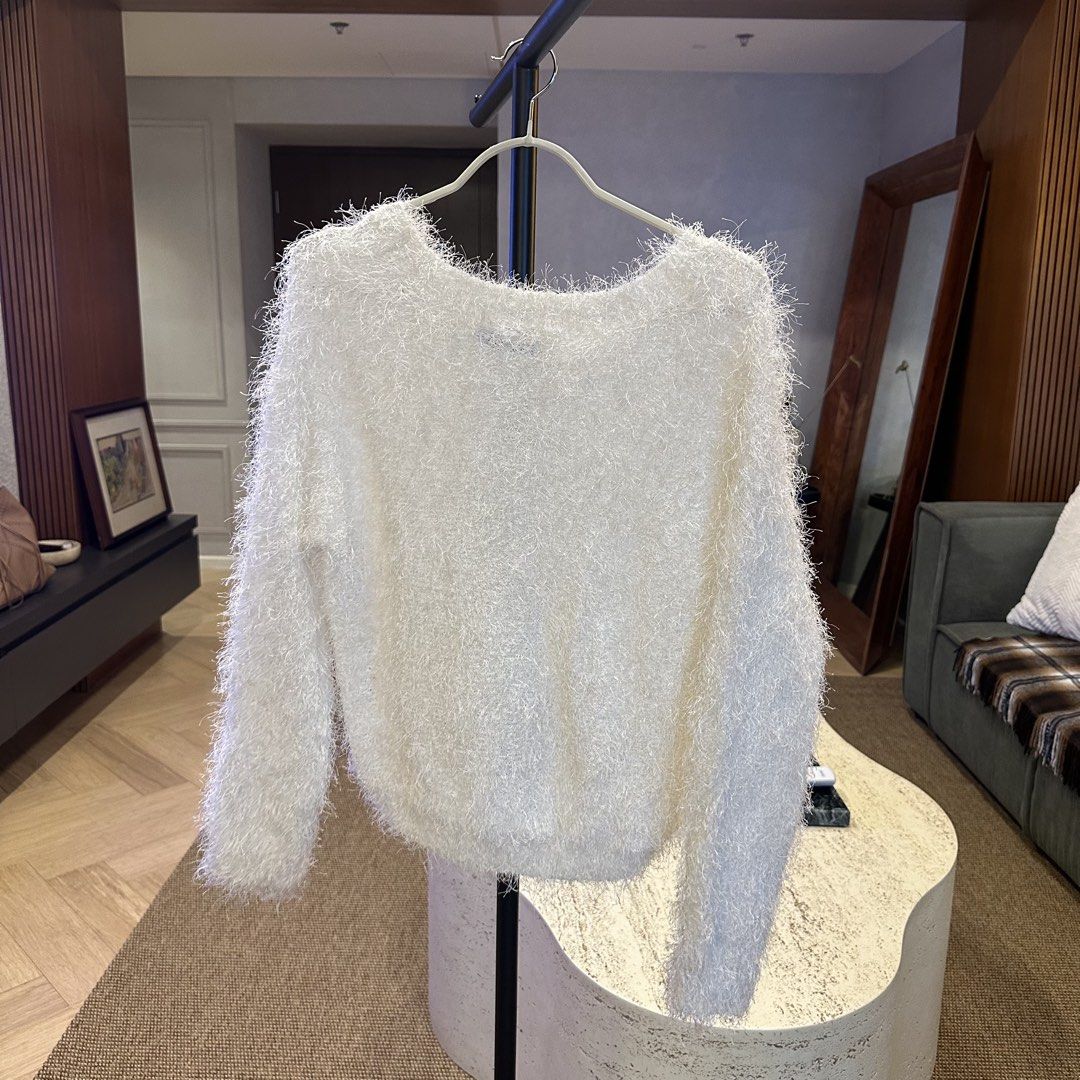 Flattop white sweater (Category: Coats, Jackets and Outerwear) located in Pasig City. Submitted by ynahperez (Listing ID 1460205485, Image 3). Description: .