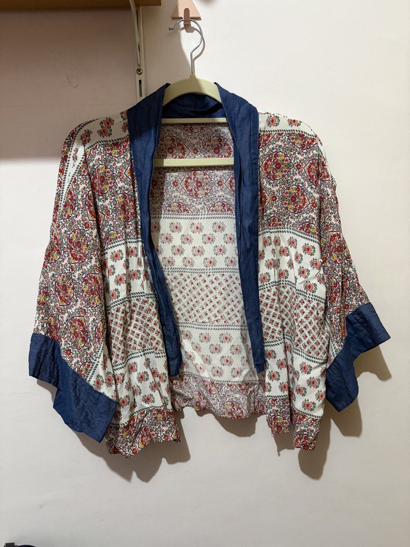 FREE SF Floral Kimono (Category: Coats, Jackets and Outerwear) located in Tayug. Submitted by deklutter_ (Listing ID 1460074333, Image 1). Description: Brand new, no more tags GANDA irl and comfy Unused (supposed to be worn to a theme party) Free size Fabric is cotton, with chambray accent ‼️LP posted. Can only discount on sf.