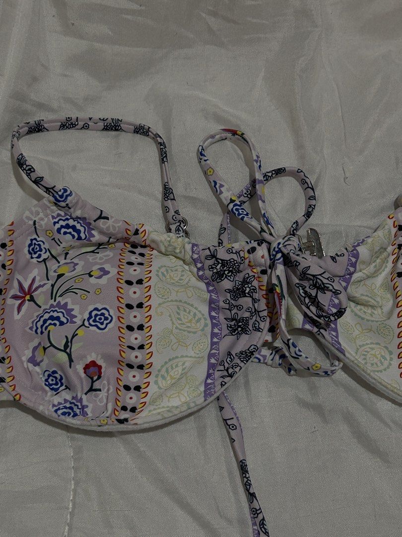Floral Print Bikini Set with Tie Details (Category: Bikinis & Swimsuits) located in San Mateo. Submitted by _llyy (Listing ID 1460117734, Image 3). Description: .