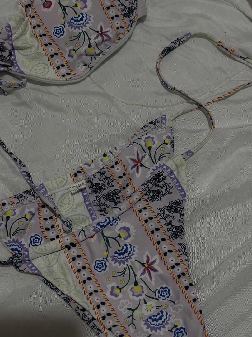 Floral Print Bikini Set with Tie Details (Category: Bikinis & Swimsuits) located in San Mateo. Submitted by _llyy (Listing ID 1460117734, Image 2). Description: .