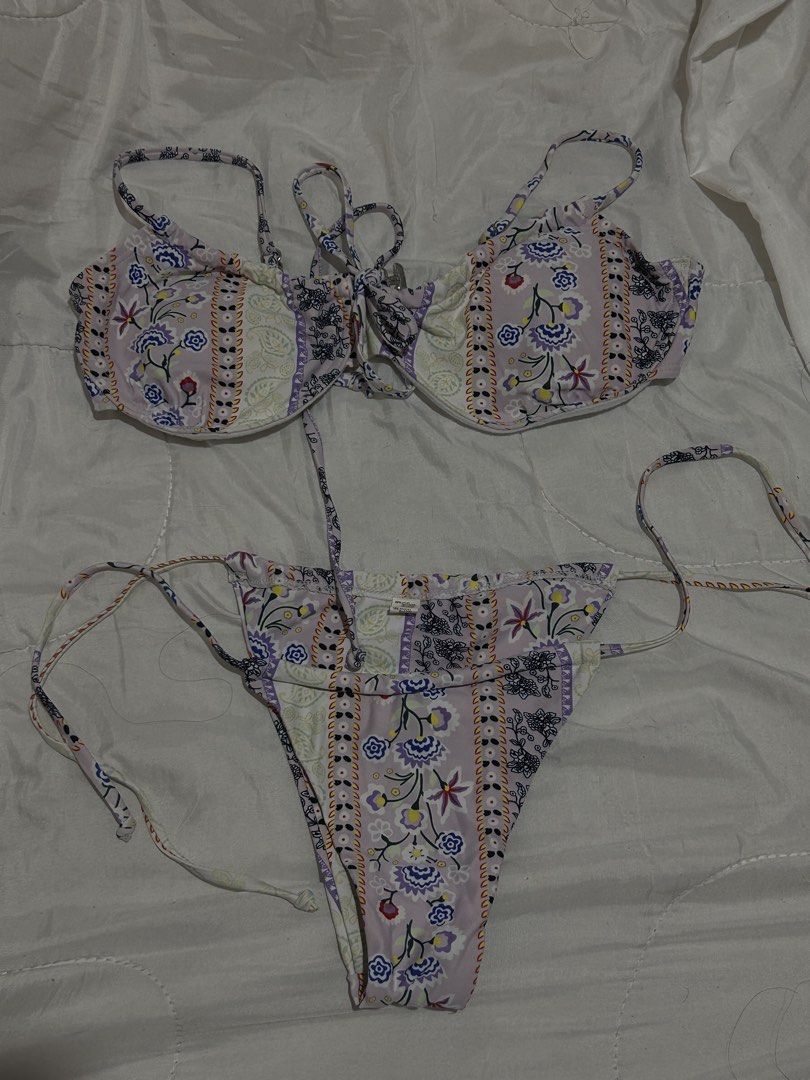 Floral Print Bikini Set with Tie Details (Category: Bikinis & Swimsuits) located in San Mateo. Submitted by _llyy (Listing ID 1460117734, Image 1). Description: .