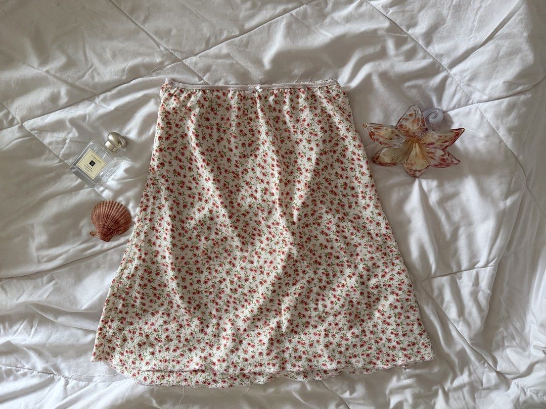 floral print midi skirt (Category: Skirts) located in Manila. Submitted by alessandraezequiel (Listing ID 1460162446, Image 1). Description: very well loved midi skirt 🫂 ⚪️ garterized; can fit up to medium! 🪷 no brand via meetup or lalamove only.