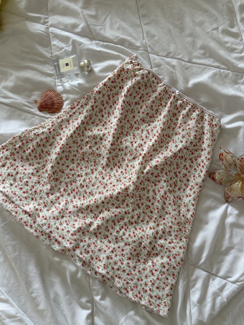 floral print midi skirt (Category: Skirts) located in Manila. Submitted by alessandraezequiel (Listing ID 1460162446, Image 2). Description: very well loved midi skirt 🫂 ⚪️ garterized; can fit up to medium! 🪷 no brand via meetup or lalamove only.