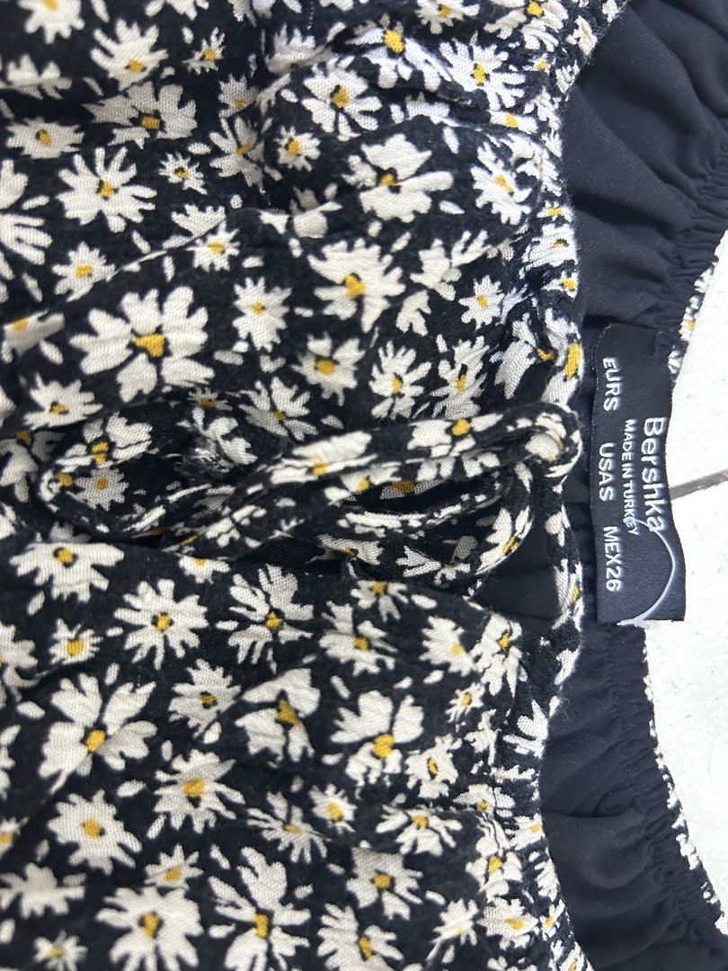 floral puff sleeve croptop blouse (Category: Blouses) located in Manila. Submitted by ella_shop777 (Listing ID 1460212831, Image 2). Description: .