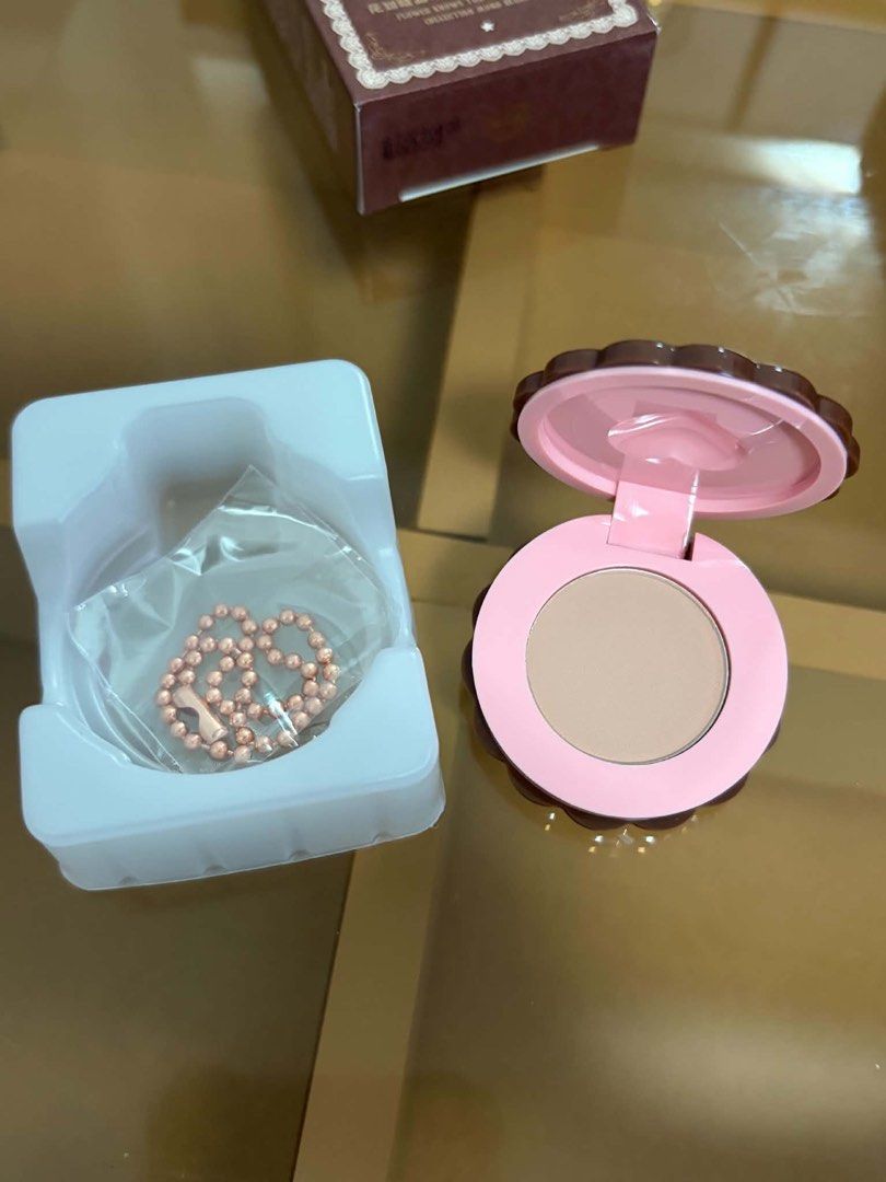 Flower Knows Anti Blush (Category: Makeup) located in Bulacan. Submitted by karisma_noverra (Listing ID 1460210901, Image 1). Description: Perfect for anti blush effect.