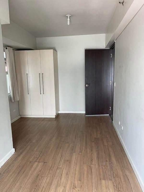 FOR RENT: Kroma Tower 2 Bedroom (Category: Apartments & Condos) located in Makati City. Submitted by therentalzone (Listing ID 1460169419, Image 2). Description: FOR RENT – Kroma Tower, Makati City Address: Dela Rosa Access Rd 3, Legazpi Village, Makati City Unit Details: • 90 sqm • 2 Bedrooms • Semi-Furnished • 15th Floor • Pet Friendly • No Parking 📄 Lease Terms: • 1-Year Contract • 2 Months Deposit + 1 Month Advance ₱60,000/month Message for 