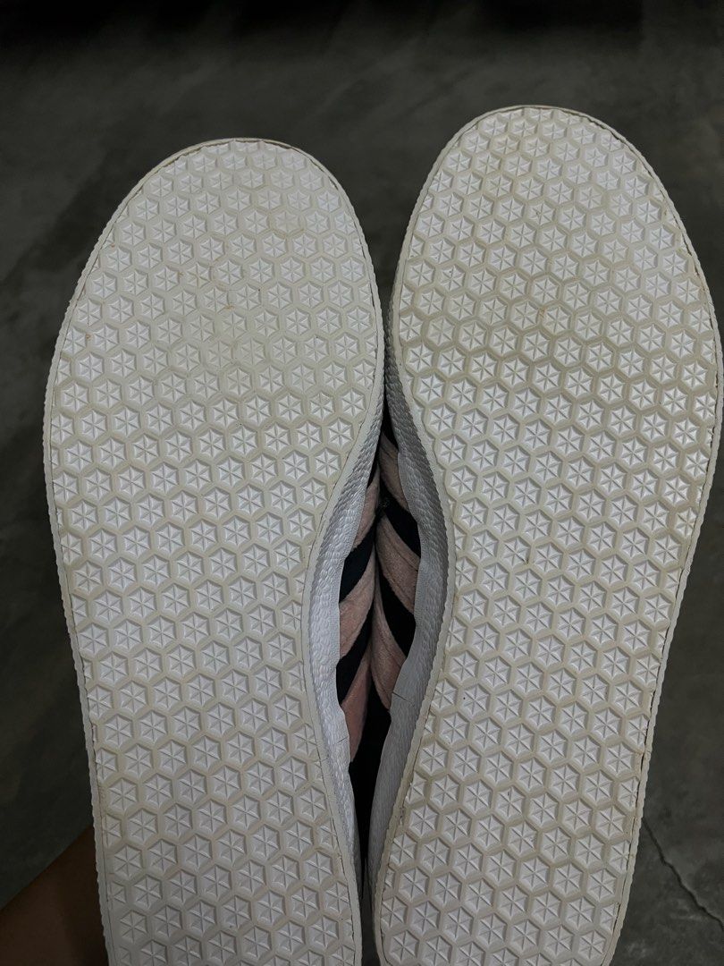FOR SALE (Category: Sneakers) located in Bulacan. Submitted by sef19 (Listing ID 1460228948, Image 3). Description: ADIDAS GAZELLE - size : 9 men condition : excellenr price : ₱1,880 - location : bulacan mop : gcash / jnt pm 📩📩📩.
