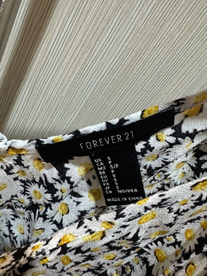 Forever 21 Floral Print Top (Size S) (Category: Sleeveless) located in Quezon City. Submitted by anne.declutter (Listing ID 1460162389, Image 2). Description: Floral top from Forever 21 (size small) RFS - decluttering MOP - GCash (payment first) Shipping fee shouldered by buyer Location - Quezon City.