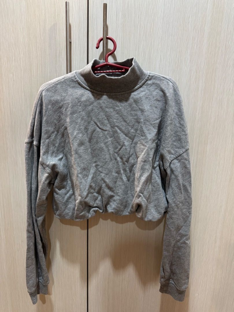 Forever 21 Grey Cropped Mock Neck Sweatshirt (Size S) (Category: Coats, Jackets and Outerwear) located in Quezon City. Submitted by anne.declutter (Listing ID 1460168249, Image 1). Description: Forever 21 Grey Cropped Mock Neck Sweatshirt (Size S) Thick material RFS - decluttering MOP - GCash (payment first) Shipping fee shouldered by buyer Location - Quezon City.