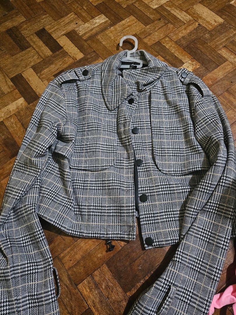 Forever 21 Plaid Cropped Jacket (Category: Coats, Jackets and Outerwear) located in Marikina City. Submitted by reignka (Listing ID 1460148534, Image 1). Description: - Forever 21 grey and black plaid cropped jacket - Button-up front - thick - Elasticated hem and cuffs - Versatile for layering over crop tops or t-shirts and cold weather .