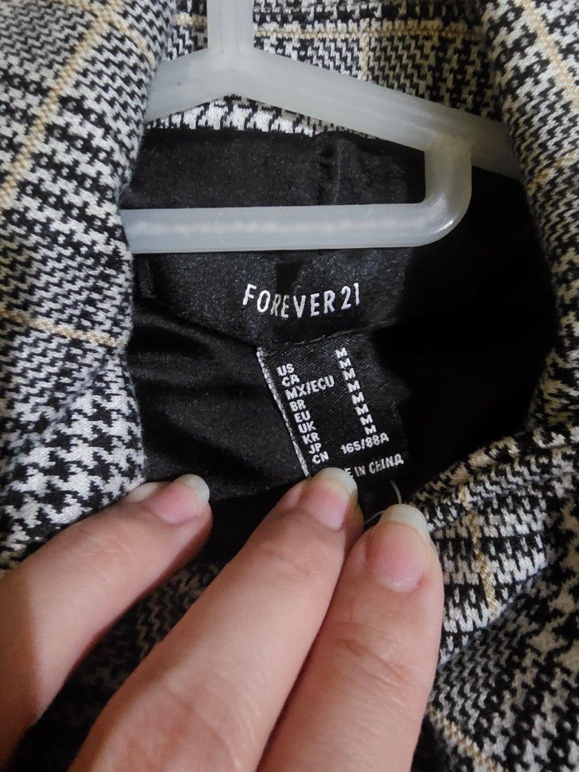Forever 21 Plaid Cropped Jacket (Category: Coats, Jackets and Outerwear) located in Marikina City. Submitted by reignka (Listing ID 1460148534, Image 2). Description: - Forever 21 grey and black plaid cropped jacket - Button-up front - thick - Elasticated hem and cuffs - Versatile for layering over crop tops or t-shirts and cold weather .
