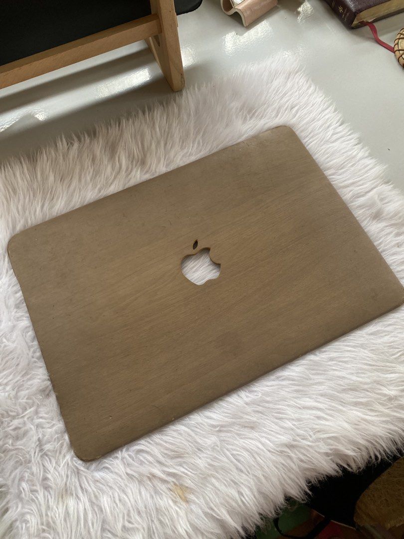 FREE Apple MacBook Pro Wood Grain Hard Shell Case (Category: Laptop Bags & Sleeves) located in Batangas. Submitted by v.ukay (Listing ID 1460167925, Image 1). Description: PAMIGAY LANG WALANG KAILANGANG BILHIN just pay for the sf rfs: decluttering check my account for more free listings! please help a girl declutter 😫 - I think this fits the Macbook Air 2017 13-inch model; not sure lang kasi matagal ko na nadispose laptop huhu - Protective hard 