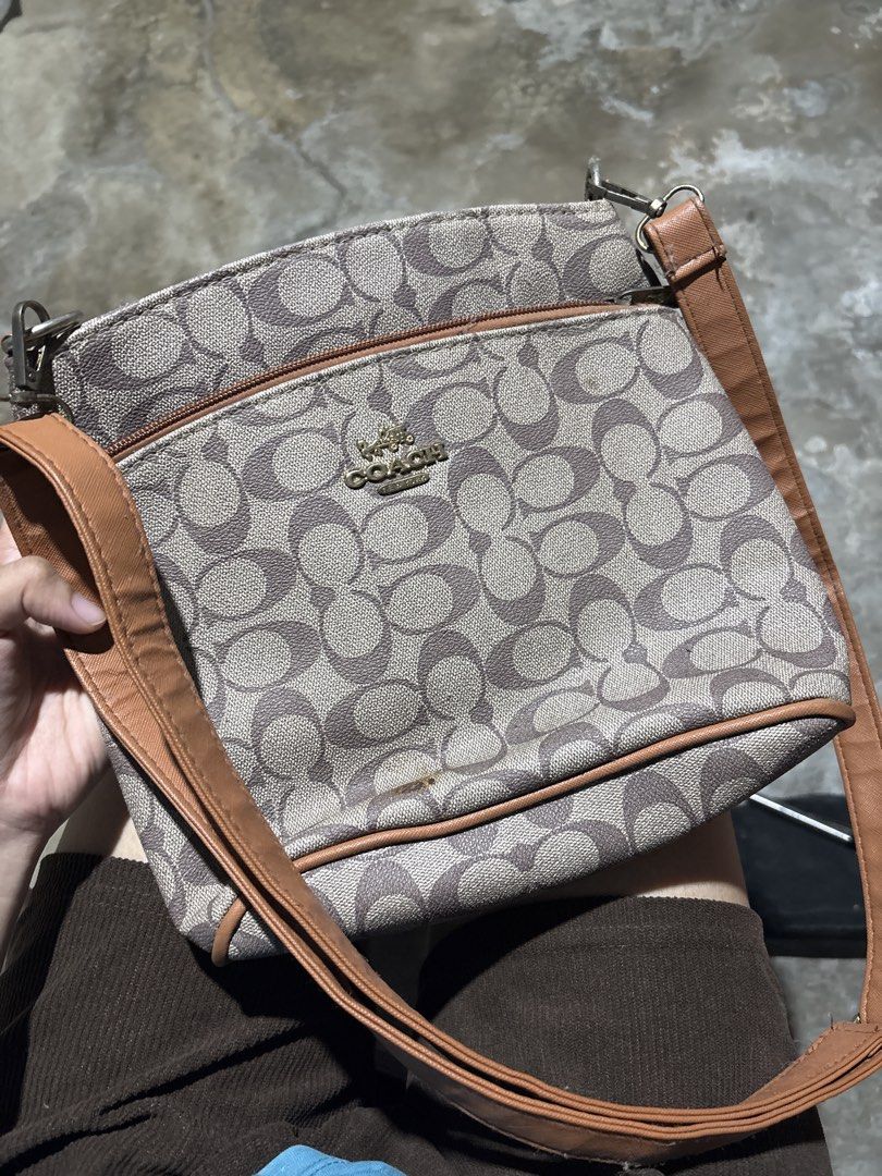 Free Bag (Category: Luxury Bags & Wallets) located in Taguig. Submitted by .akate (Listing ID 1460231932, Image 1). Description: not auth buyer shoulders sf.