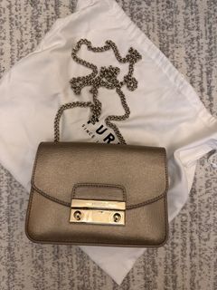 (Category: ) located in . Submitted by Gorgeousbags (Listing ID 1460300358, Image 1). Description: .