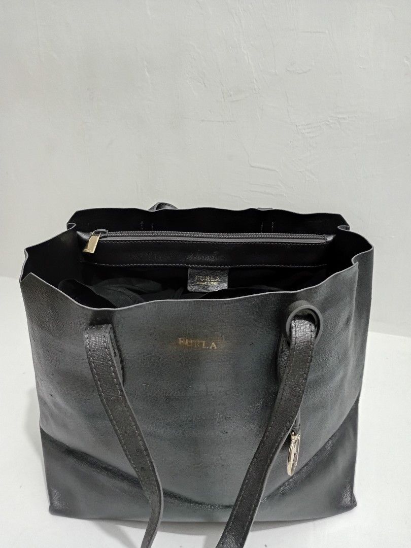 FURLA SALLY Saffiano Leather Medium Tote (Category: Luxury Bags & Wallets) located in Navotas City. Submitted by riyuwi (Listing ID 1460249646, Image 2). Description: PreOwned lighlty Used WellUsed Authentic FURLA SALLY Saffiano leather tote bag - Color: Metallic Black -Medium - Material: Leather - Features: Spacious interior, zip closure, gold hardware, comfortable shoulder straps - Ideal for: Daily use, work - Includes: Original Furla charm Sig