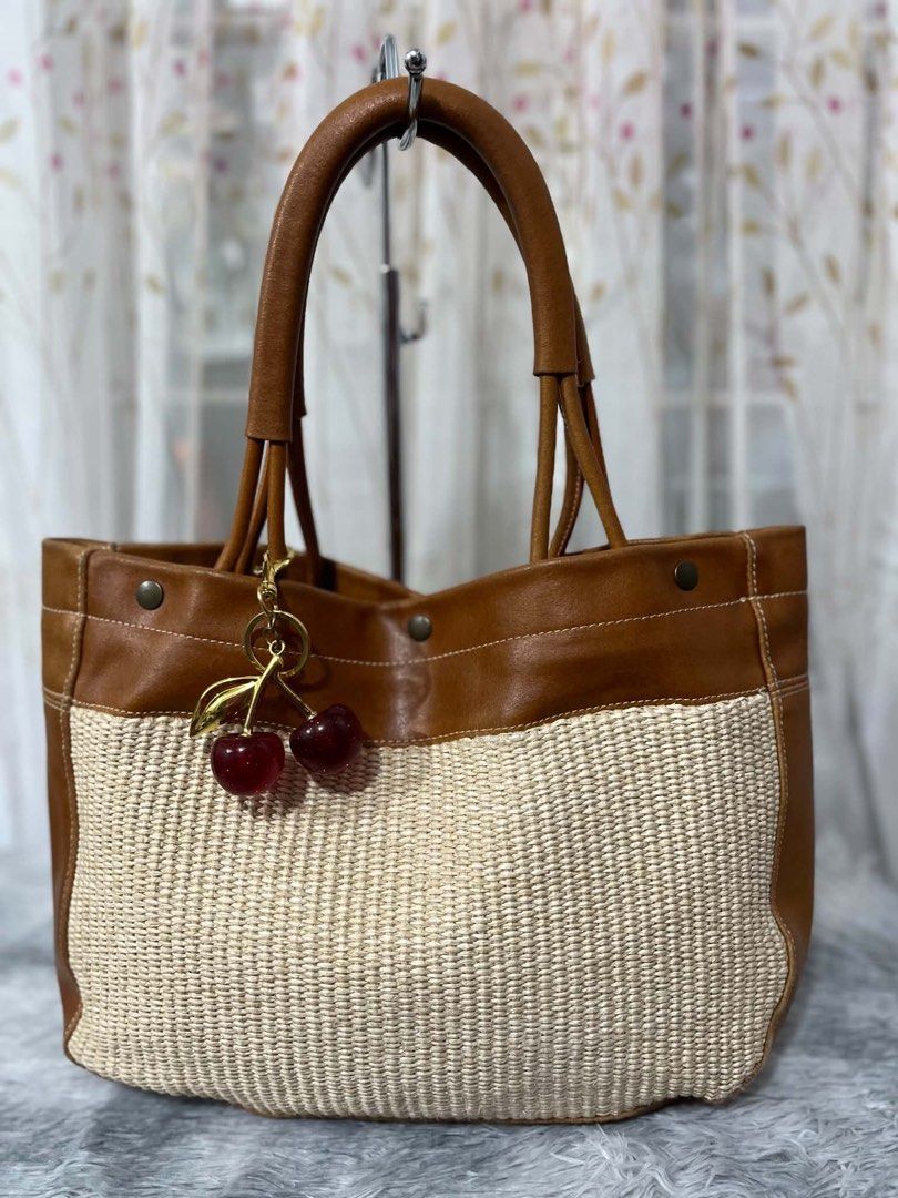 Furla shoulder bag (Category: Shoulder Bags) located in San Jacinto. Submitted by kellysthrift_ (Listing ID 1460259891, Image 1). Description: Furla authentic bag.