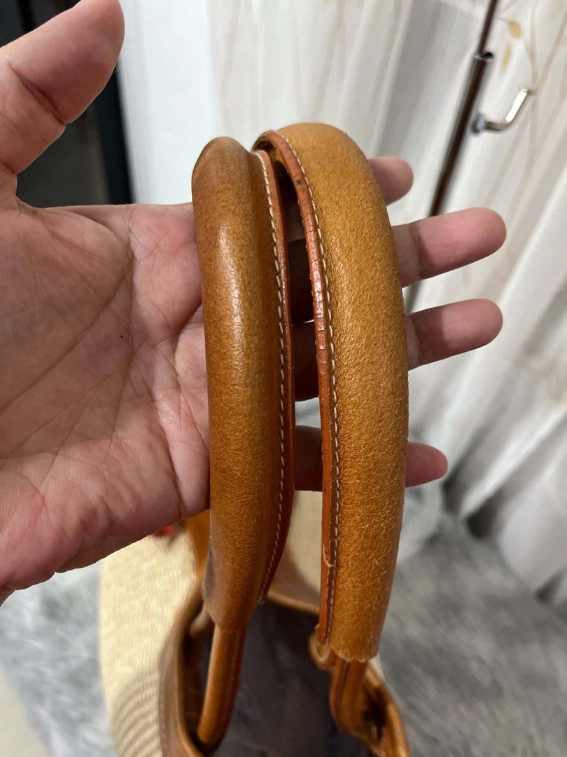 Furla shoulder bag (Category: Shoulder Bags) located in San Jacinto. Submitted by kellysthrift_ (Listing ID 1460259891, Image 3). Description: Furla authentic bag.
