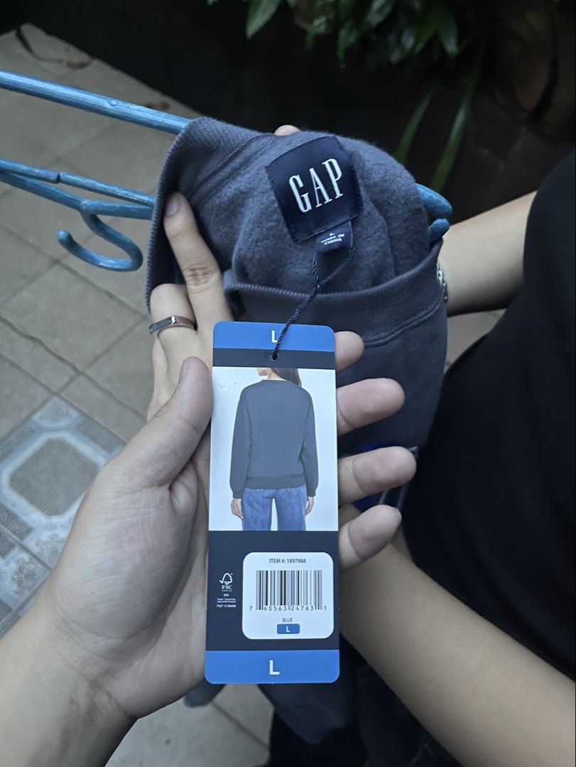 GAP Blue Crewneck Sweatshirt (Category: Coats, Jackets and Outerwear) located in Marikina City. Submitted by caseydreyes (Listing ID 1460109489, Image 2). Description: - oversized fit - brand new and authentic! - bought this from the US recently - rfs: decluttering.