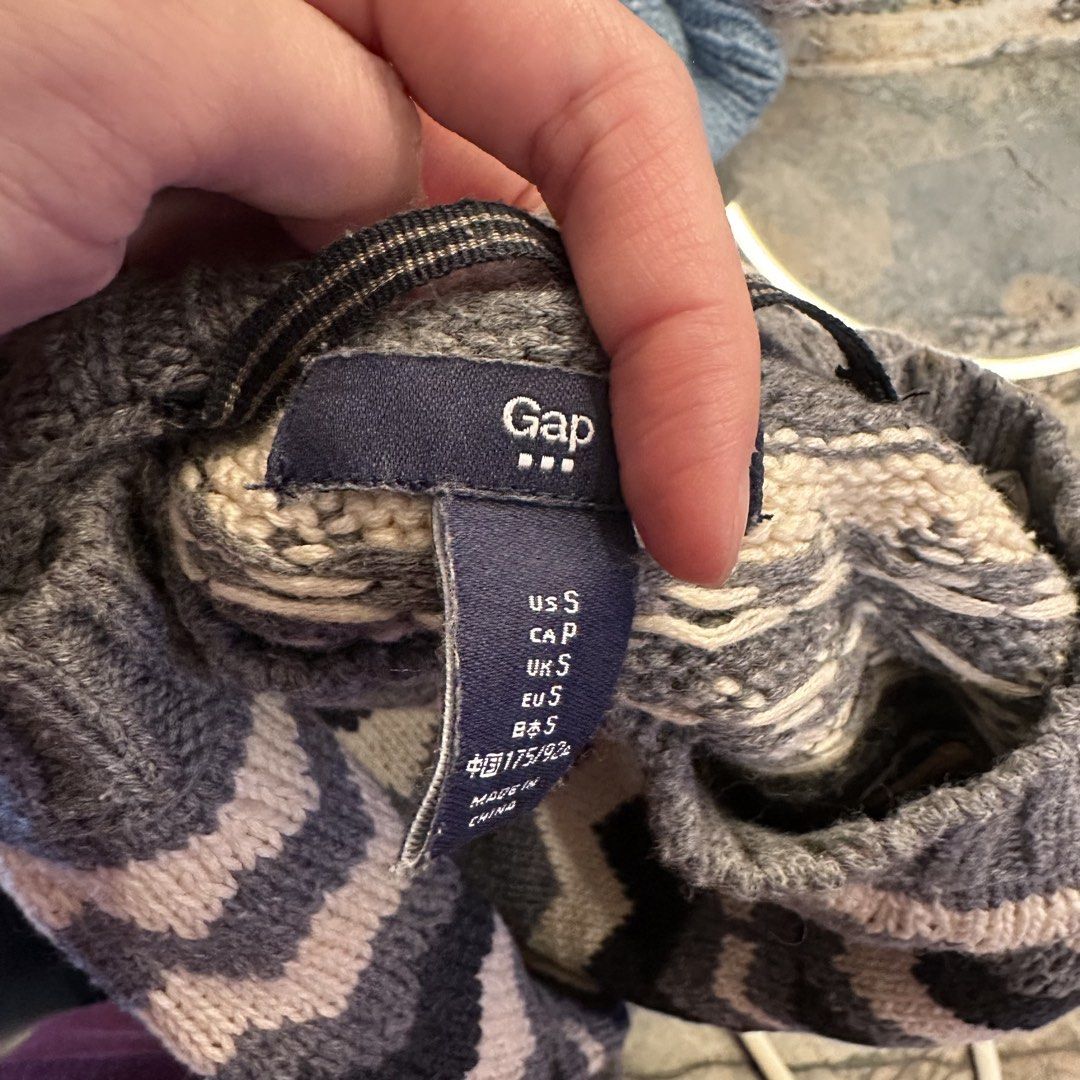 Gap gray sweater (Category: Coats, Jackets and Outerwear) located in Pasig City. Submitted by ynahperez (Listing ID 1460207631, Image 2). Description: MEN’S SMALL.