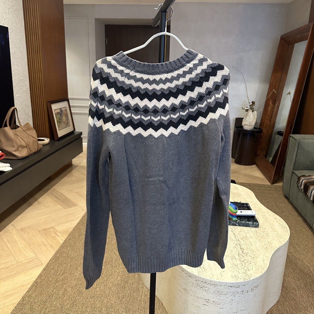 Gap gray sweater (Category: Coats, Jackets and Outerwear) located in Pasig City. Submitted by ynahperez (Listing ID 1460207631, Image 3). Description: MEN’S SMALL.