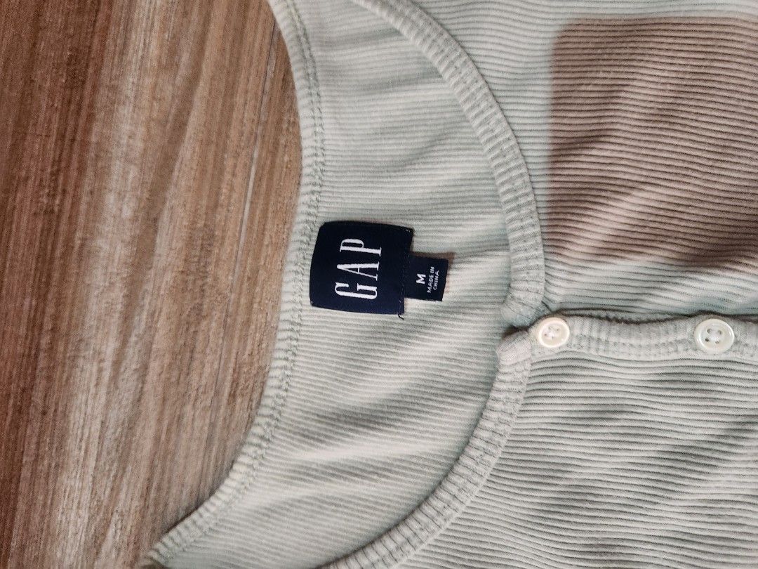 GAP Ribbed Button-Up Cropped Cardigan Top (Category: Longsleeves) located in Quezon City. Submitted by luckyvicky831 (Listing ID 1460133378, Image 2). Description: - GAP light grey ribbed cropped cardigan - Size: Medium (M) - Short sleeves - Button-up front - Soft and stretchy material - Perfect for layering or wearing solo.