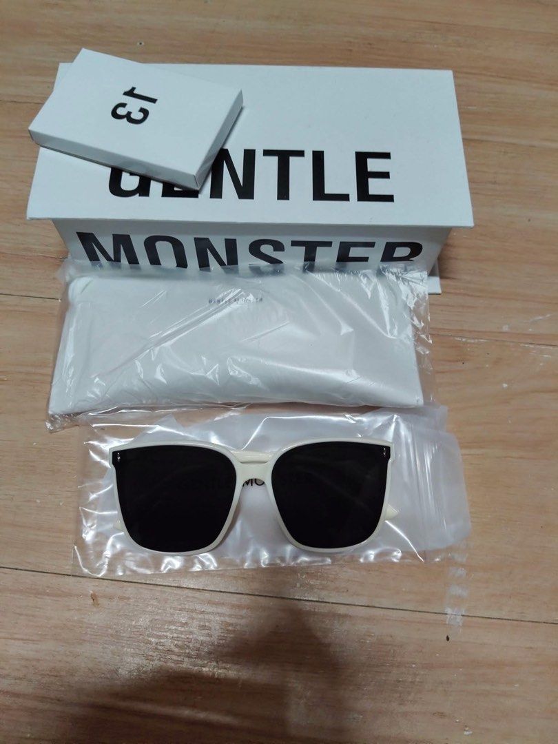 GENTLE MONSTER (Category: Sunglasses & Eyewear) located in Caloocan City. Submitted by agbayanijo90960 (Listing ID 1460141268, Image 2). Description: COMPLETE INCLUSION -BOX -CASE Available color White & deep blue.