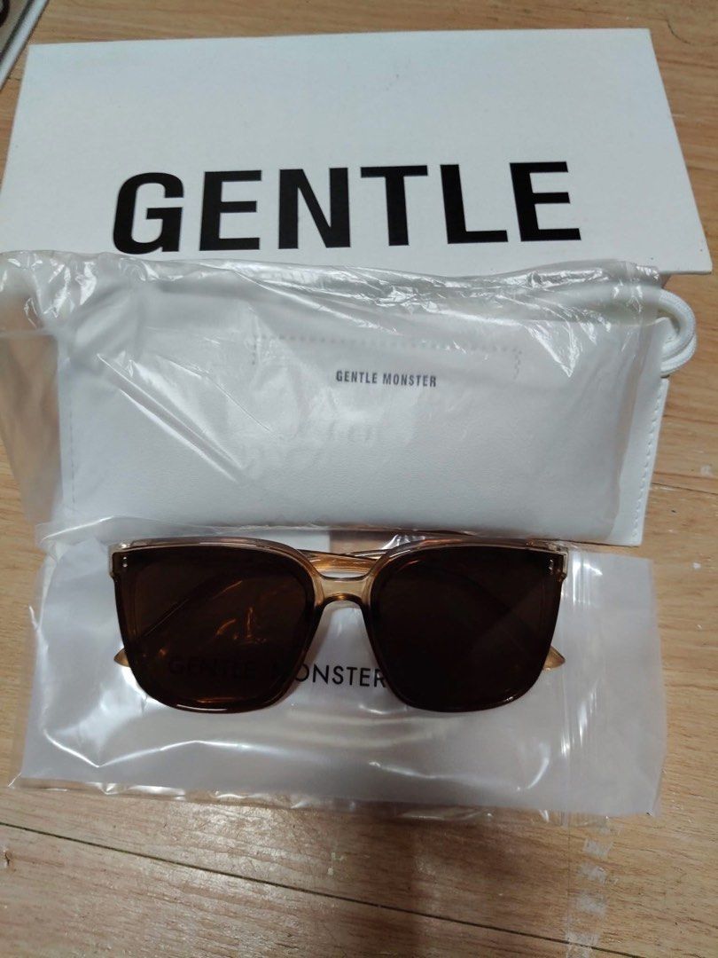 GENTLE MONSTER (Category: Sunglasses & Eyewear) located in Caloocan City. Submitted by agbayanijo90960 (Listing ID 1460141268, Image 1). Description: COMPLETE INCLUSION -BOX -CASE Available color White & deep blue.