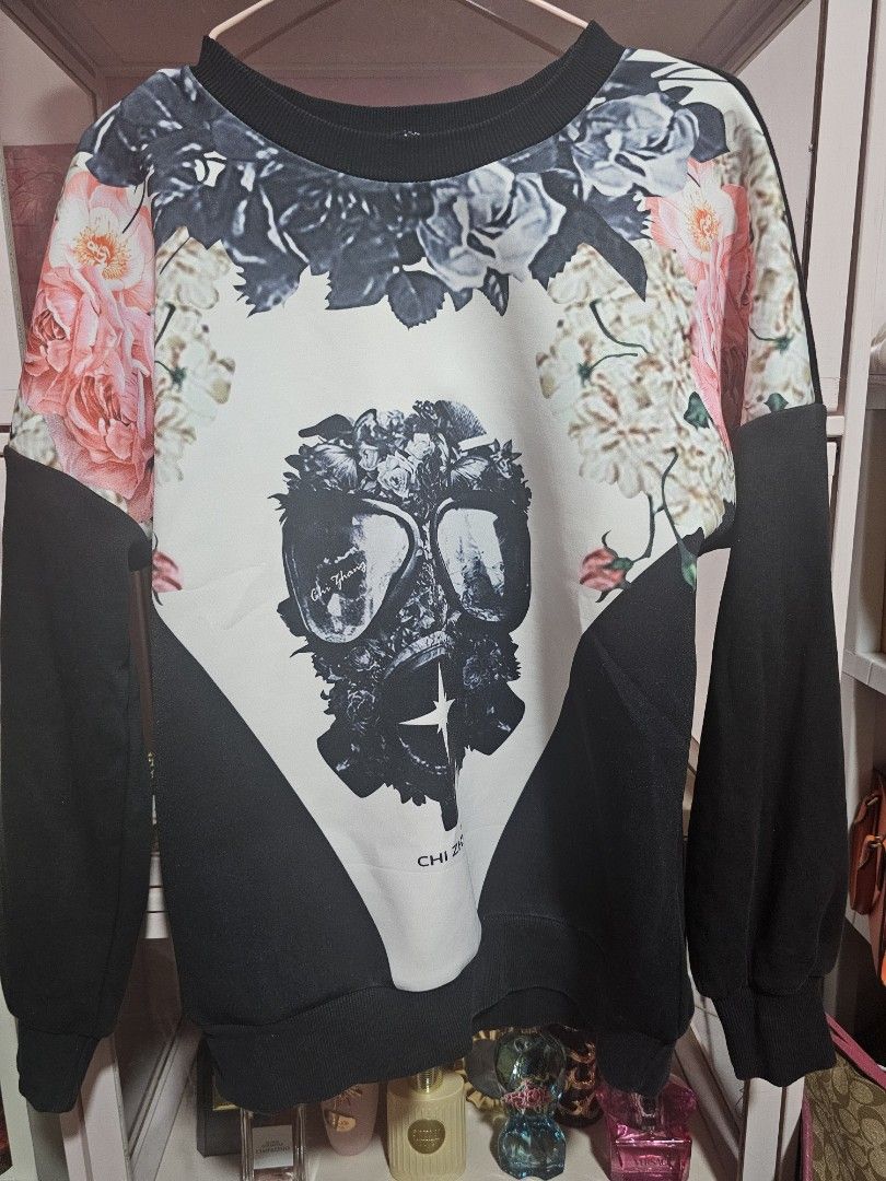 Givenchy pull over jacket sweater (Category: Coats, Jackets and Outerwear) located in Angeles City. Submitted by kodachi10 (Listing ID 1460283164, Image 1). Description: used once nice design.