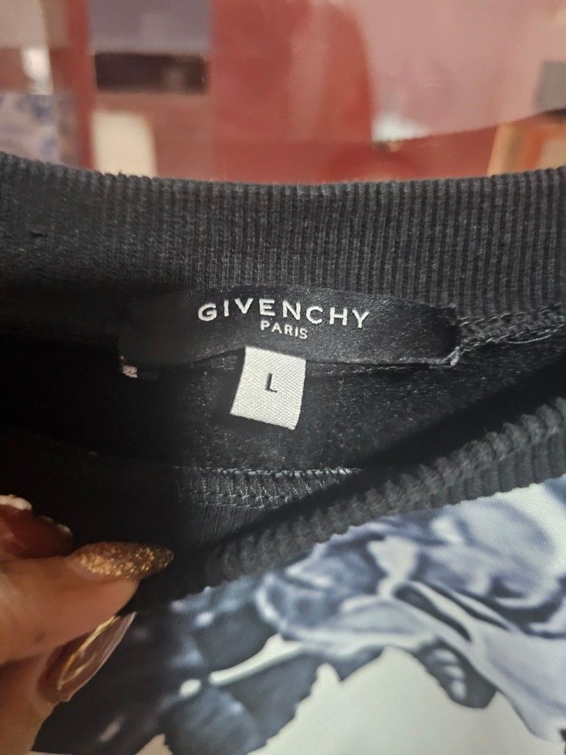 Givenchy pull over jacket sweater (Category: Coats, Jackets and Outerwear) located in Angeles City. Submitted by kodachi10 (Listing ID 1460283164, Image 2). Description: used once nice design.