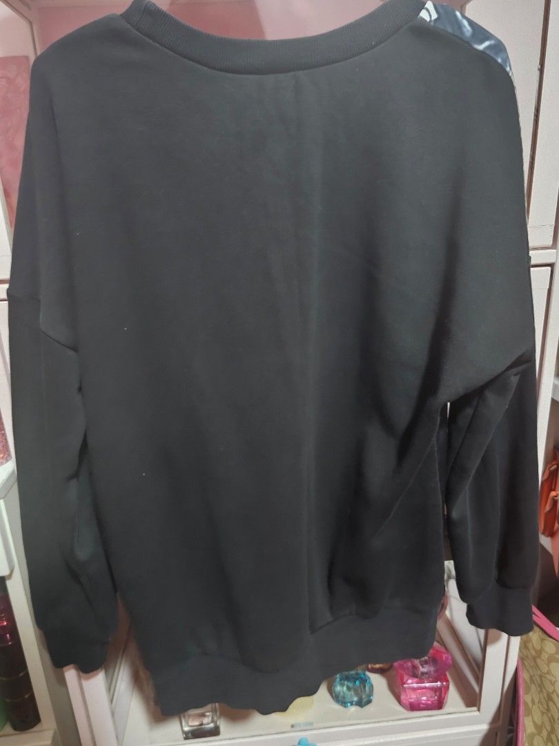 Givenchy pull over jacket sweater (Category: Coats, Jackets and Outerwear) located in Angeles City. Submitted by kodachi10 (Listing ID 1460283164, Image 3). Description: used once nice design.