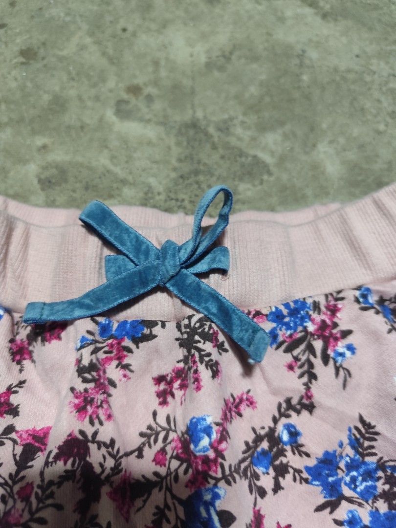GREEN LABEL FLORAL SKIRT (Category: Skirts) located in Alabel. Submitted by OLDWORLD_GARMENTS (Listing ID 1460252013, Image 2). Description: GREEN LABEL FLORAL SKIRT WL 20-26 inches Length 14 inches.