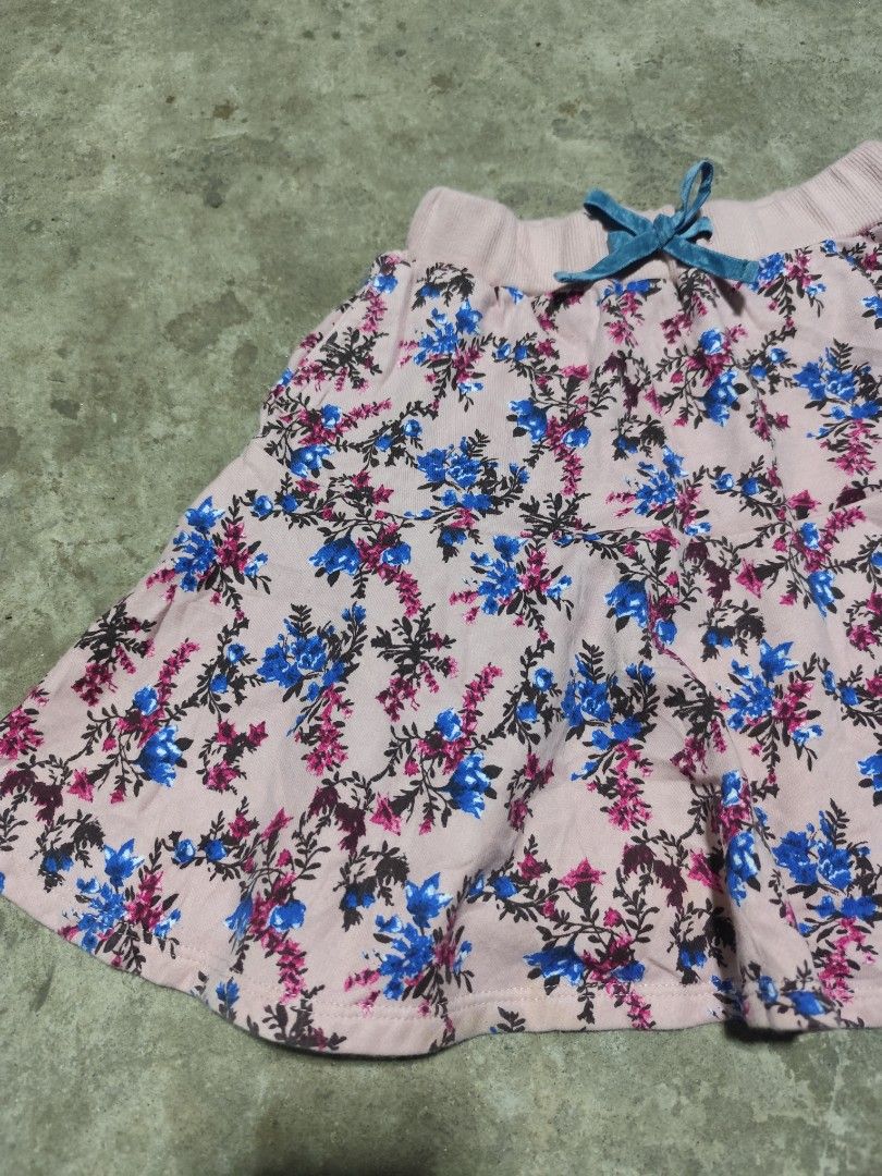 GREEN LABEL FLORAL SKIRT (Category: Skirts) located in Alabel. Submitted by OLDWORLD_GARMENTS (Listing ID 1460252013, Image 3). Description: GREEN LABEL FLORAL SKIRT WL 20-26 inches Length 14 inches.