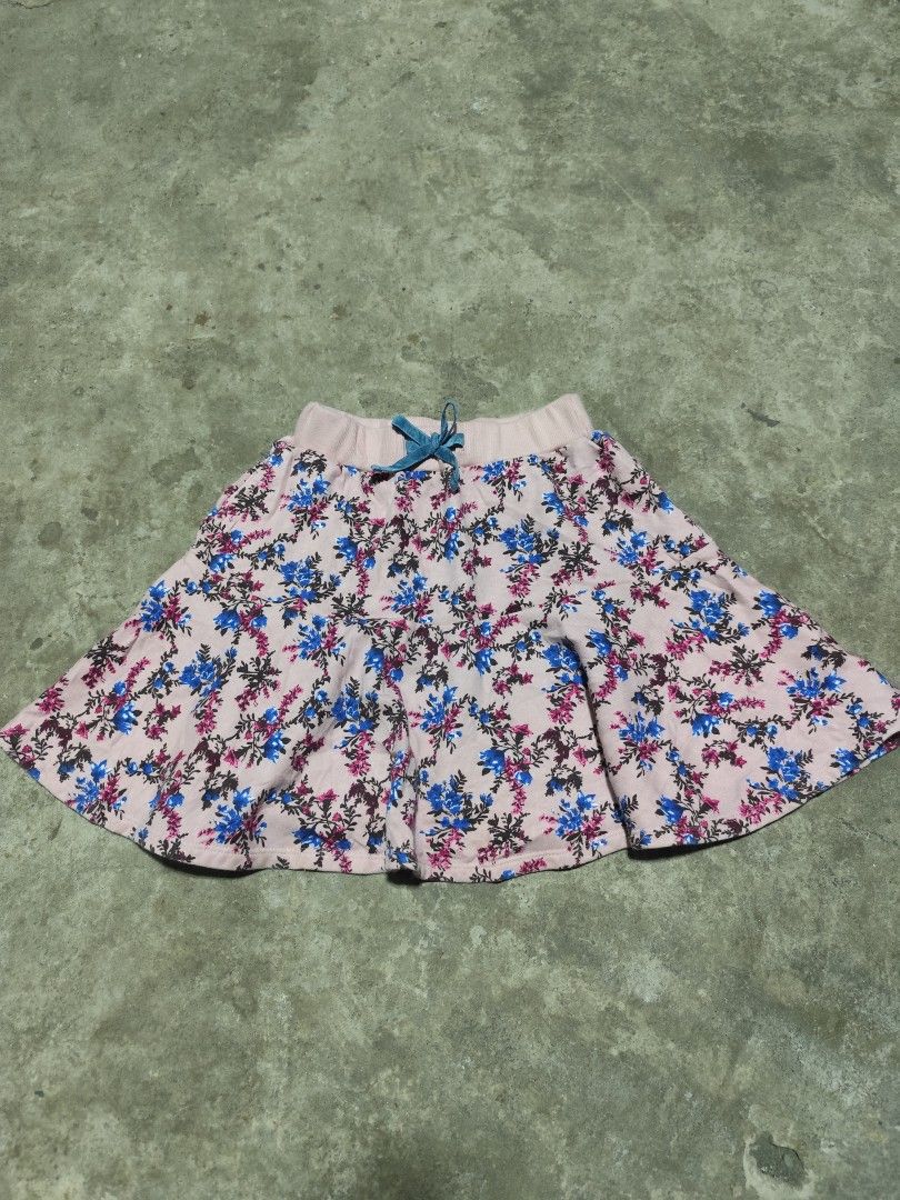 GREEN LABEL FLORAL SKIRT (Category: Skirts) located in Alabel. Submitted by OLDWORLD_GARMENTS (Listing ID 1460252013, Image 1). Description: GREEN LABEL FLORAL SKIRT WL 20-26 inches Length 14 inches.
