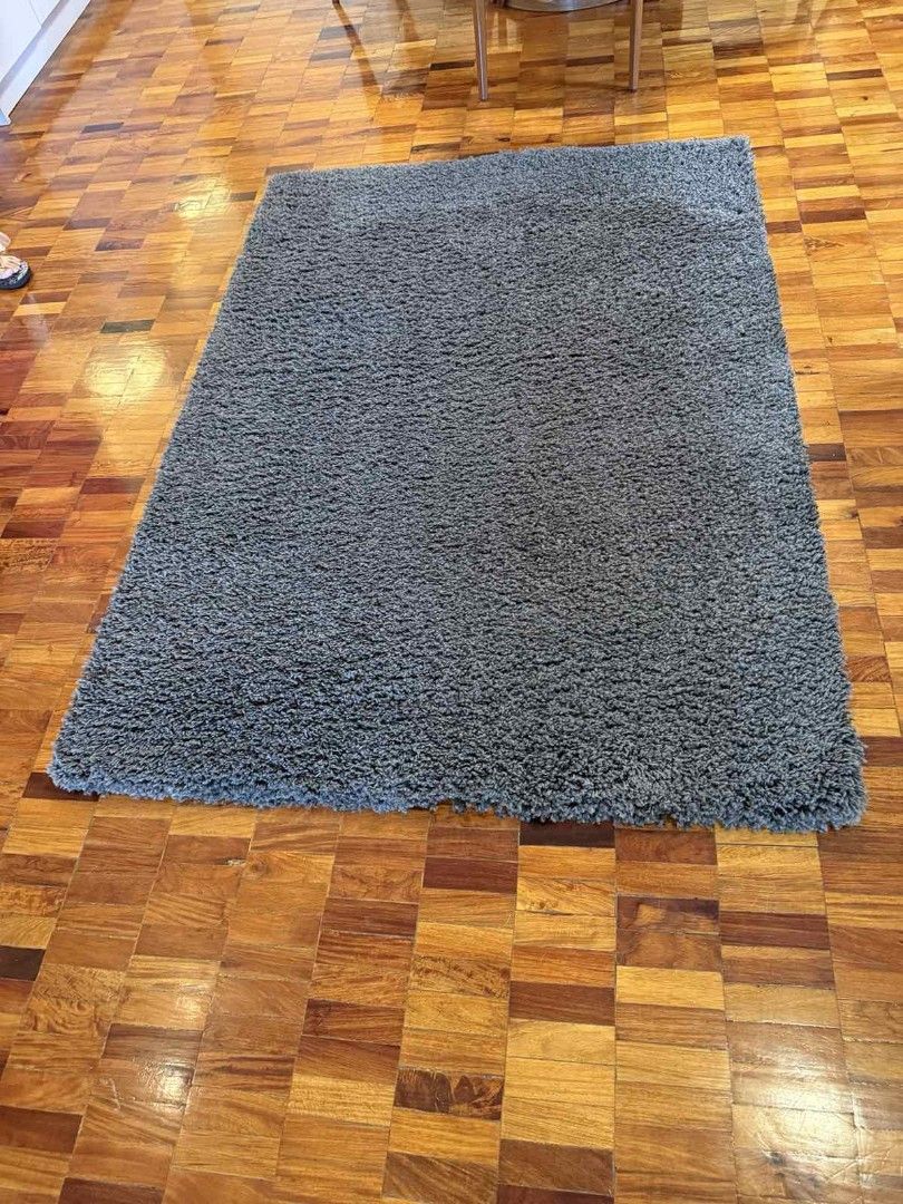 Grey Shaggy Rug (Category: Carpets, Mats & Flooring) located in Bacoor. Submitted by nahalili1 (Listing ID 1460149738, Image 2). Description: Newly vacumned floor rag Length - 6.5 feet Width - 4 feet 📍 Makati.