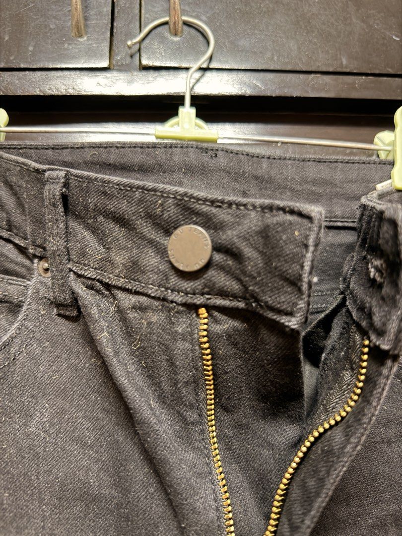 GU Black Flare Jeans (Category: Jeans) located in Quezon City. Submitted by njan19 (Listing ID 1460120223, Image 2). Description: - Brand: GU - Style: Black Flare Jeans - Size: Medium (M) - Material: Cotton blend with stretch for comfort - Design: Features a stylish flared leg opening - Occasion: Ideal for casual wear - Care: Refer to label for specific material and care instructions - Fits 26-28 inches waist.