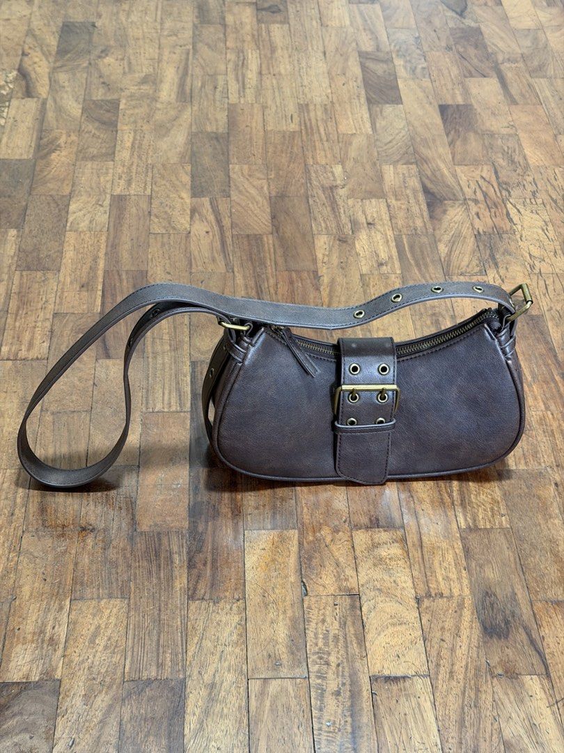 GU Brown Shoulder Bag - Adjustable Strap (Category: Cross-body Bags) located in Cavite. Submitted by nikka.am (Listing ID 1460144233, Image 3). Description: - used only once - color: brown this is preloved. used but not abused, please manage your expectations..