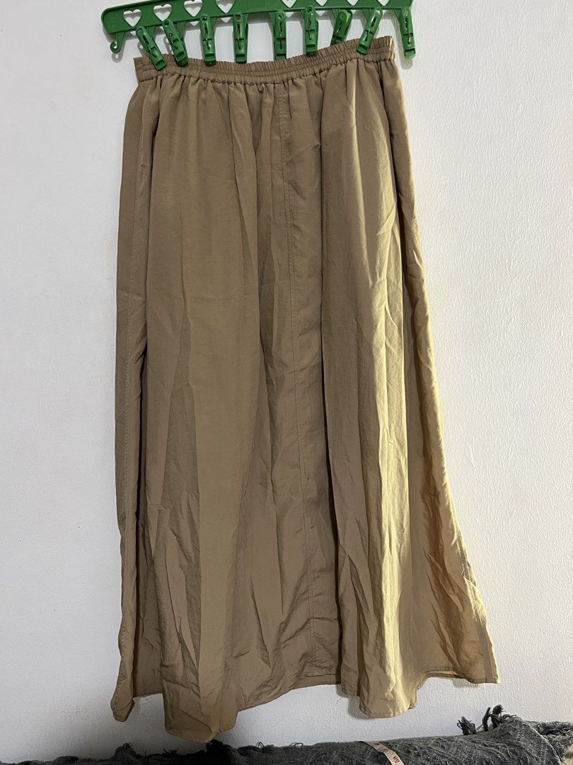 GU Button Front Midi Skirt Khaki (Category: Skirts) located in Manila. Submitted by mazerunnr (Listing ID 1460239853, Image 2). Description: - GU Khaki Midi Skirt - Button front detail all the way down - Elasticated waistband for comfort - Made from polyester - Versatile for casual or dressed-up looks - Easy to style with various tops.