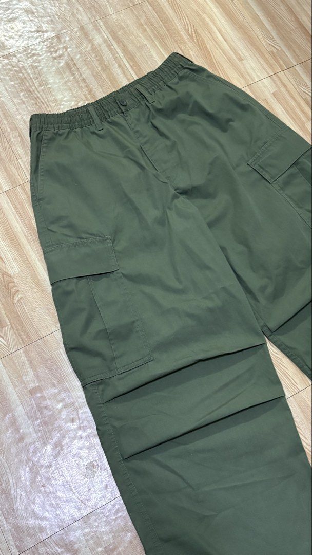 GU Cargo Pants Olive Green Size M (Category: Other Bottoms) located in Makati City. Submitted by lbrn.jms (Listing ID 1460177542, Image 2). Description: - GU Olive Green Cargo Pants - Size: Medium (M) - Features: Elastic waistband with drawstring, multiple cargo pockets on legs, adjustable drawstring at hem .