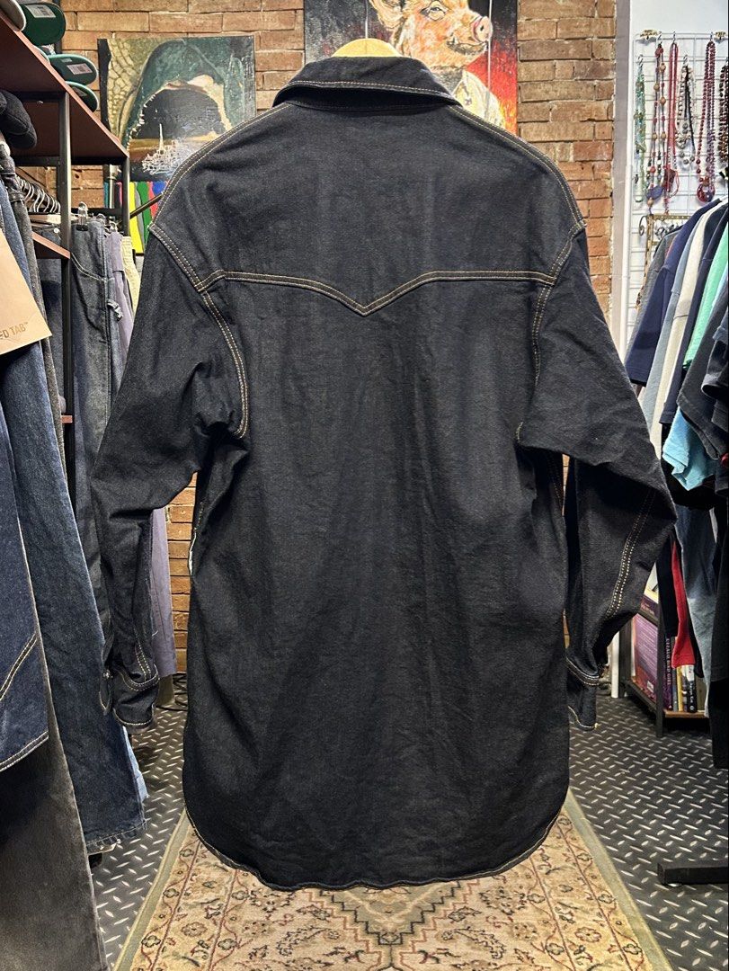 GU Western Yoke Heavy Denim Snap-Button Overshirt (Category: Coats, Jackets and Outerwear) located in Quezon City. Submitted by pricetakedown (Listing ID 1460223461, Image 2). Description: Excellent condition Size: M | Php1,199 Measurements (inches) Armpit to armpit: 24 Shoulders: 21 Sleeves: 22.5 Length: 32 📥 DM for inquiries 🫶🏻 Manage your expectations. Check photos and details thoroughly ✨ Items have been washed and sanitized 💡Actual color
